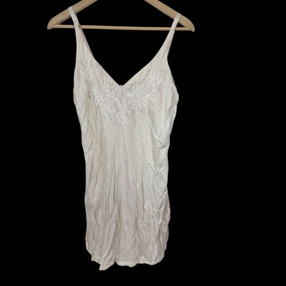 Victoria's Secret Vintage Ivory 100% Silk Embroidered Chemise Sz‎ M